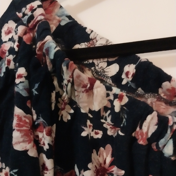 Plus size 3X off the shoulder floral knit top - Picture 4 of 5